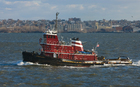 Foto nave rimorchio nel porto di New York