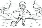 un ragazzo gioca a calcio nel parco