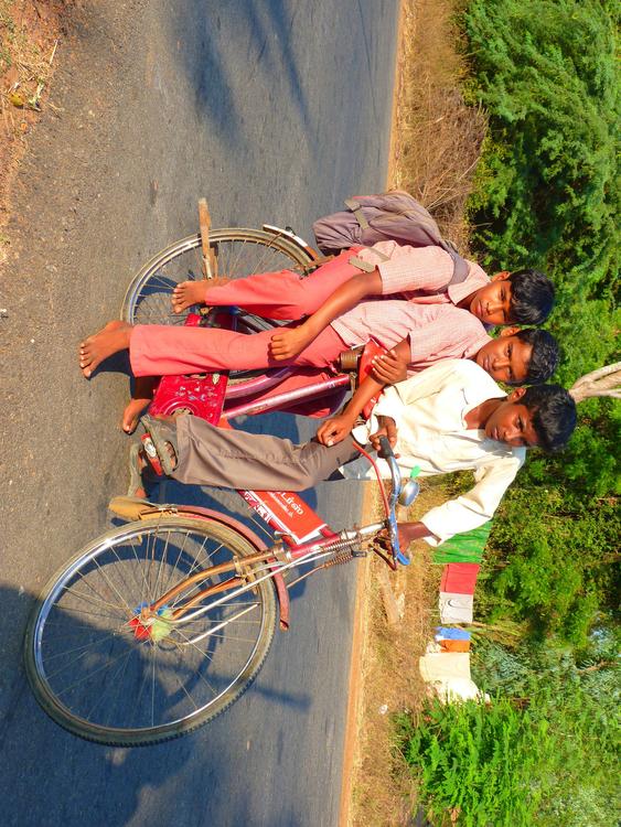 bambini in bicicletta