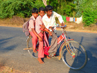 bambini in bicicletta