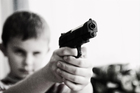 Foto bambino con arma