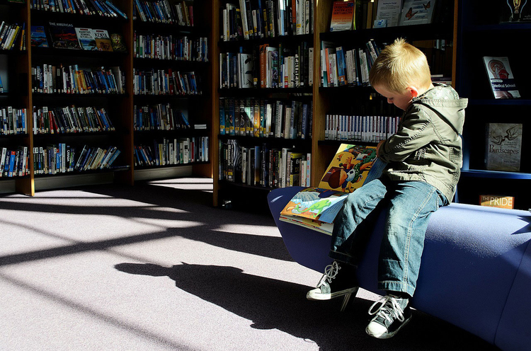 Foto bambino in biblioteca