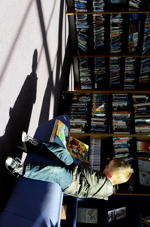 bambino in biblioteca