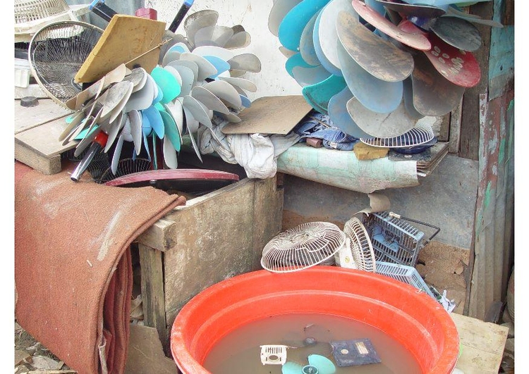 Foto barraccopoli a Giacarta, selezione di spazzatura