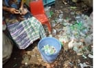 barraccopoli a Giacarta, selezione di spazzatura