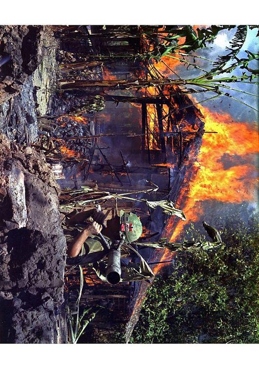 campo Vietcong incendiato
