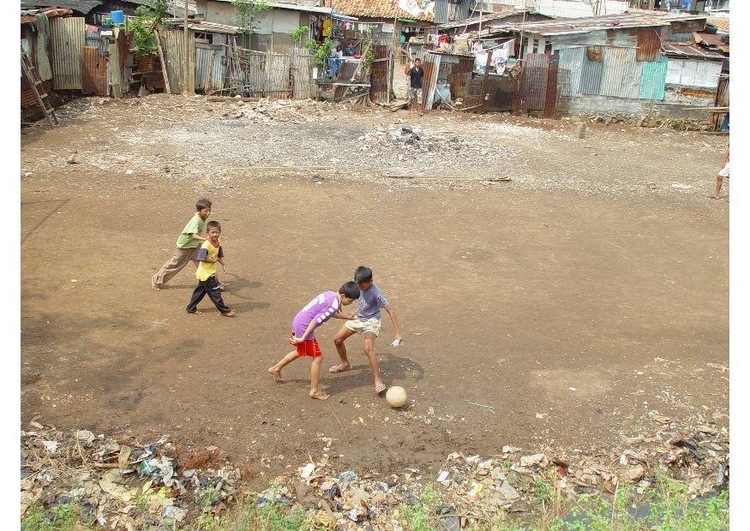 Foto giocare a calcio a Giacarta