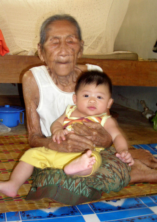 Foto giovane e vecchio, signora anziana con neonato
