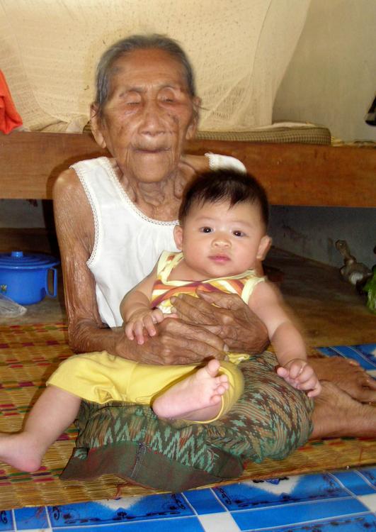 giovane e vecchio, signora anziana con neonato