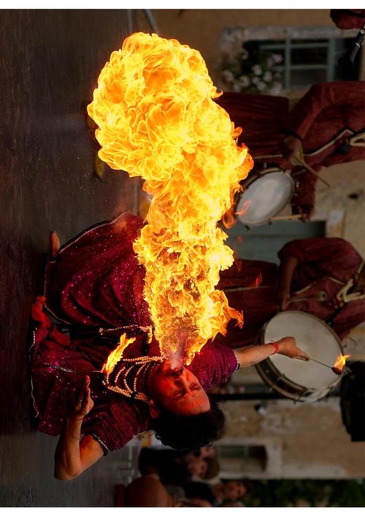 mangiatore di fuoco della "Jaipur Maharaja Brass Band"