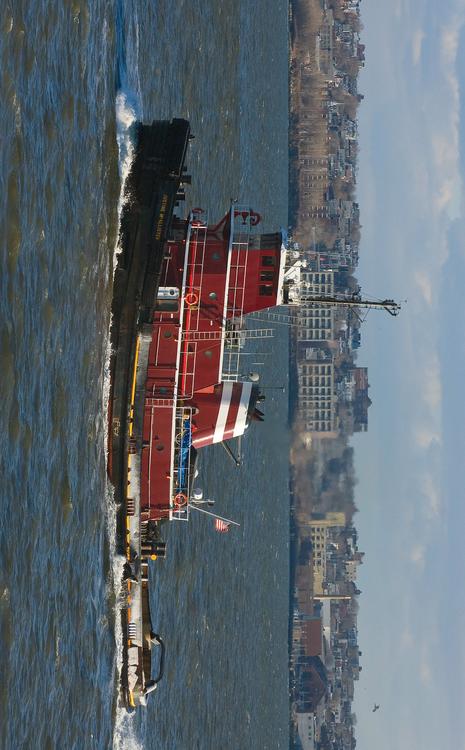 nave rimorchio nel porto di New York