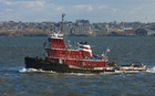 nave rimorchio nel porto di New York