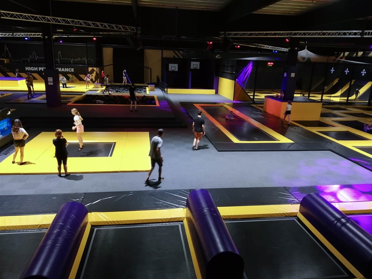 12 Inviti Di Compleanno Per Bambine A Tema Trampolino, Con Buste, Adesivi E Sacchetti Regalo, Design Rosa Jumphouse