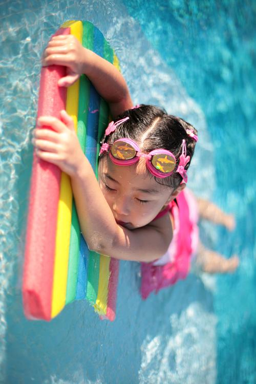 ragazzina in piscina
