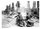 Foto soldati attraversano le rovine - Francia
