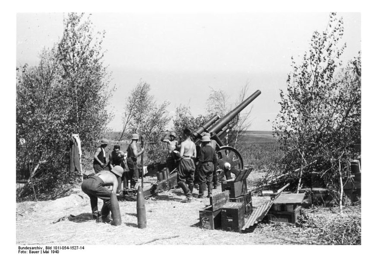 Foto soldati che caricano i cannoni