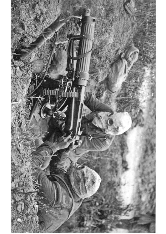 soldati con mitragliatrice e maschera antigas