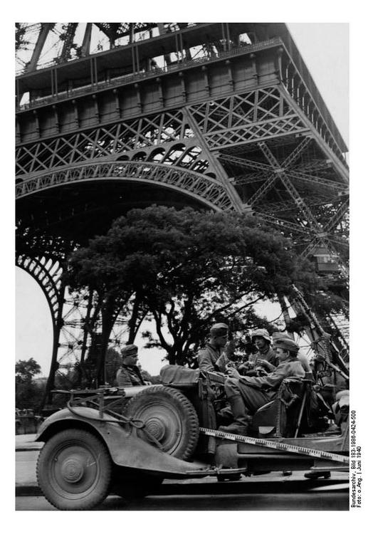 soldati sotto la Torre Eiffel