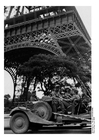 Foto soldati sotto la Torre Eiffel