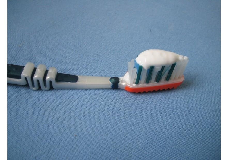 Foto spazzolino con dentifricio