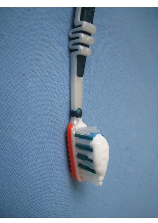 spazzolino con dentifricio