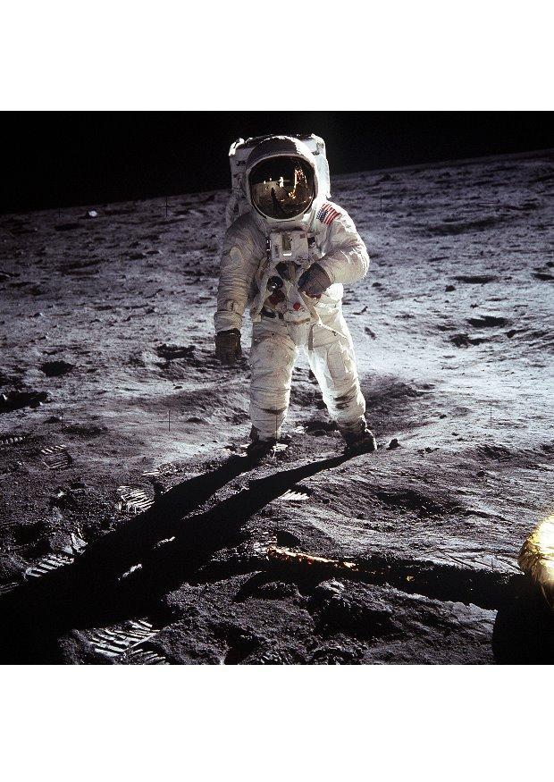 austronauta sulla luna Foto austronauta sulla luna