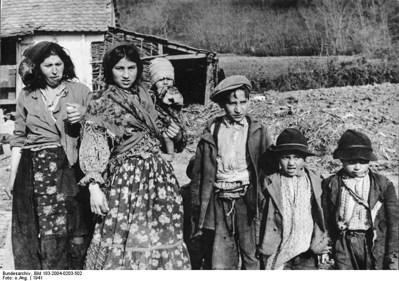 croatia - donne e bambini rom Foto croatia - donne e bambini rom