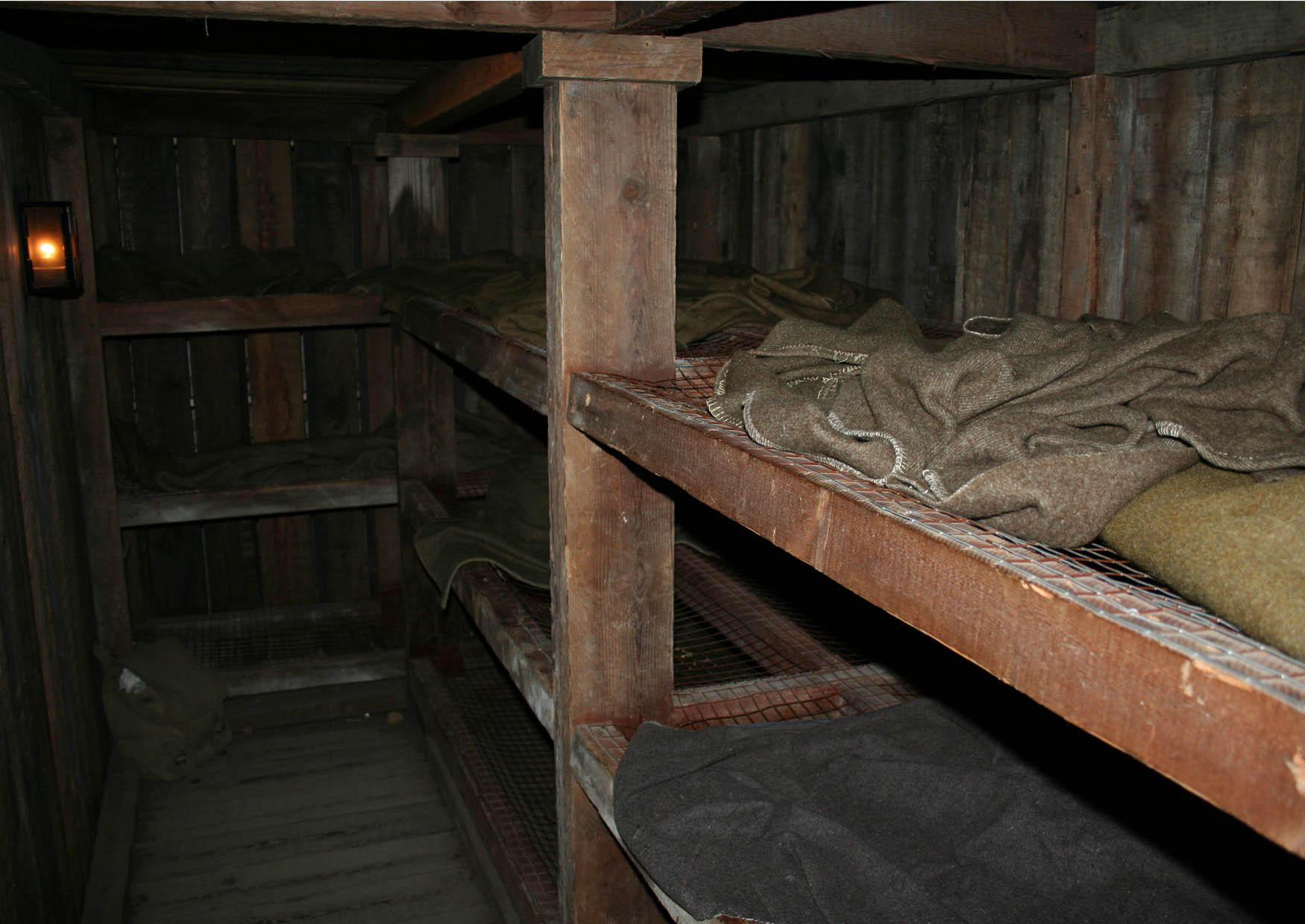 dormitori allinterno dei rifugi sotterranei Foto dormitori allinterno dei rifugi sotterranei