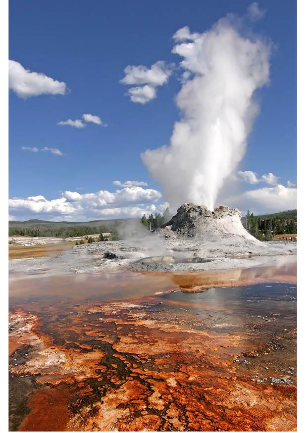 Foto eruzione geyser a yellow national park, wyoming, usa