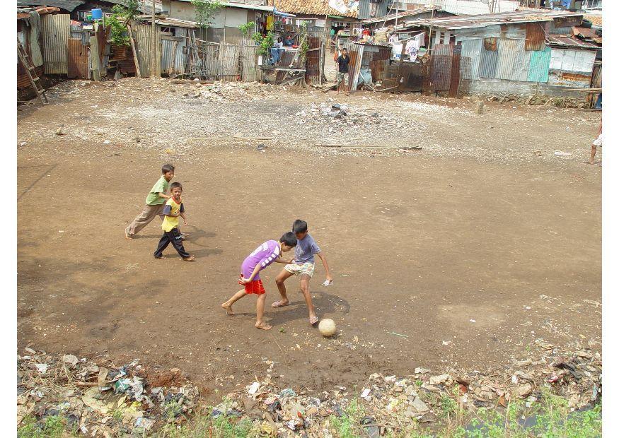Foto giocare a calcio a giacarta
