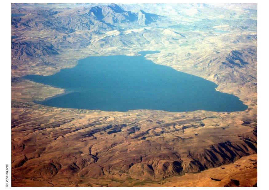 Foto lago nel deserto