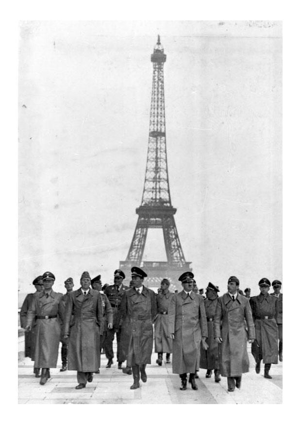 hitler sotto la torre eiffel Foto hitler sotto la torre eiffel