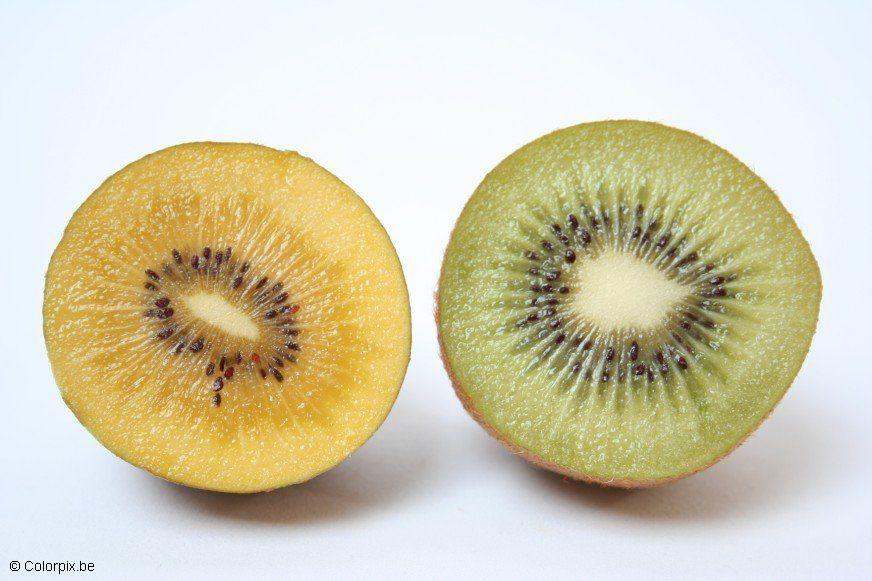 kiwi giallo e kiwi verde Foto kiwi giallo e kiwi verde