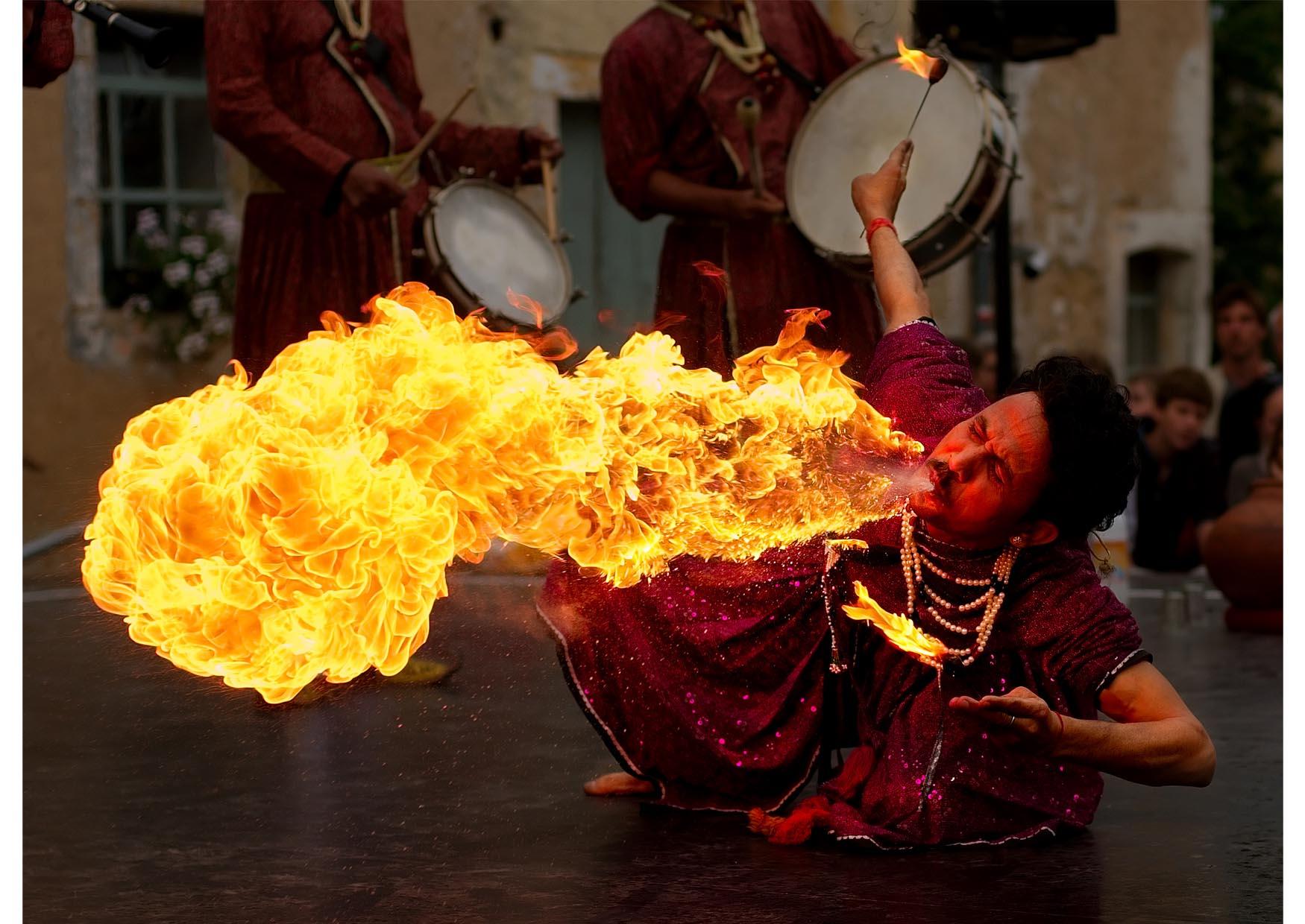 mangiatore di fuoco della "jaipur maharaja brass band" Foto mangiatore di fuoco della "jaipur maharaja brass band"