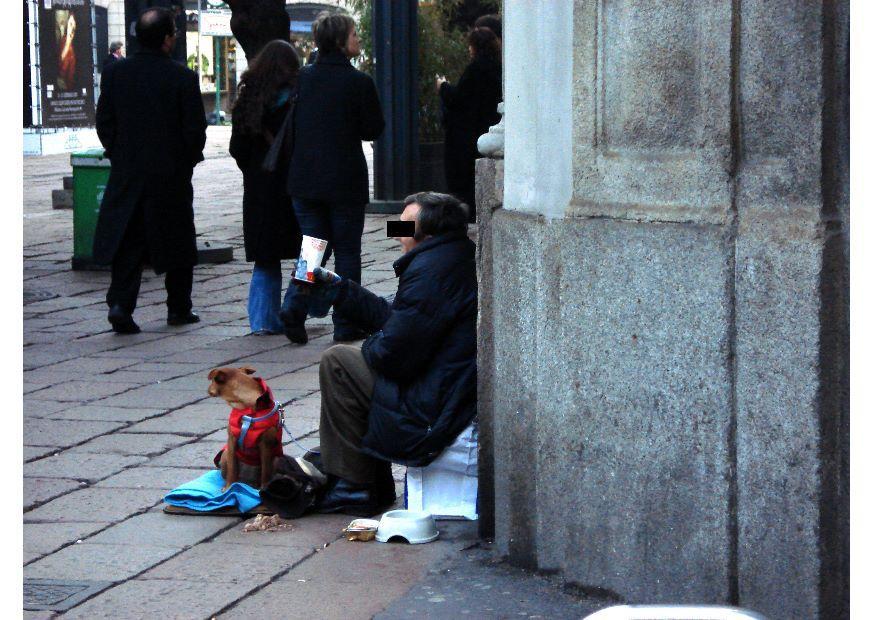 mendicante a milano Foto mendicante a milano