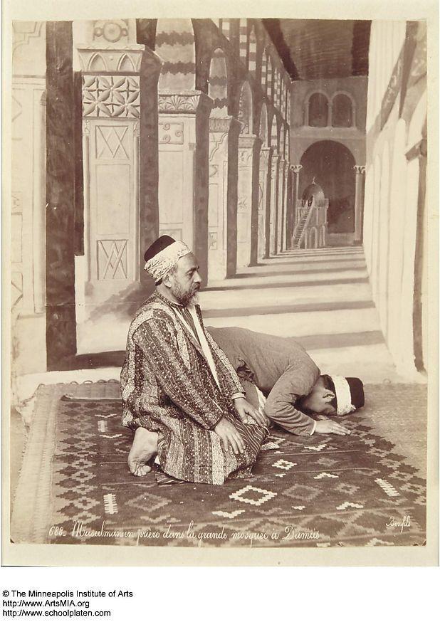 musulmani che pregano nella moschea di dumas Foto musulmani che pregano nella moschea di dumas
