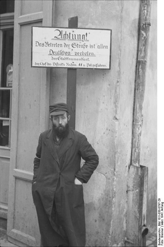 polonia ghetto?radom - ebreo davanti ad un divieto Foto polonia ghetto?radom - ebreo davanti ad un divieto
