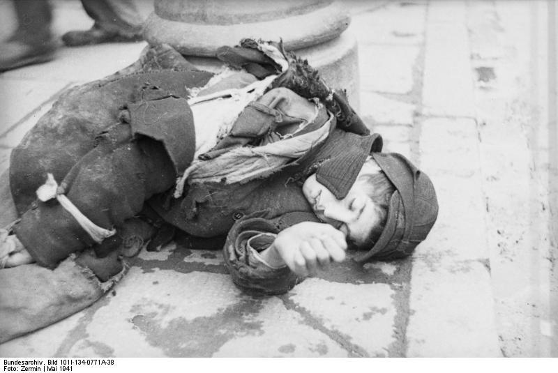 polonia - ghetto varsavia - bimbo con vestiti vecchi Foto polonia - ghetto varsavia - bimbo con vestiti vecchi