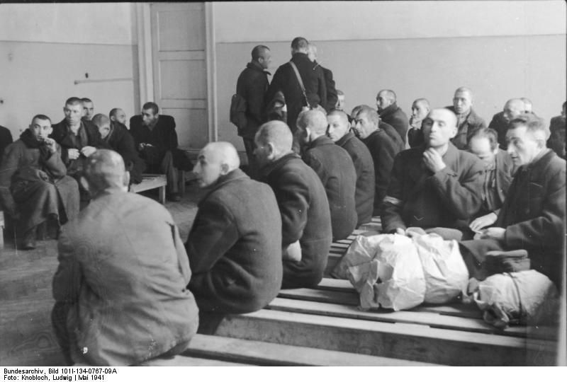 Foto polonia - ghetto varsavia - uomini in attesa