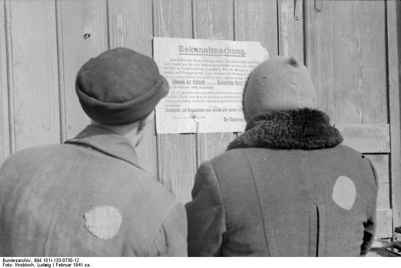 polonia - zichenau - ebrei davanti ad una notifica Foto polonia - zichenau - ebrei davanti ad una notifica