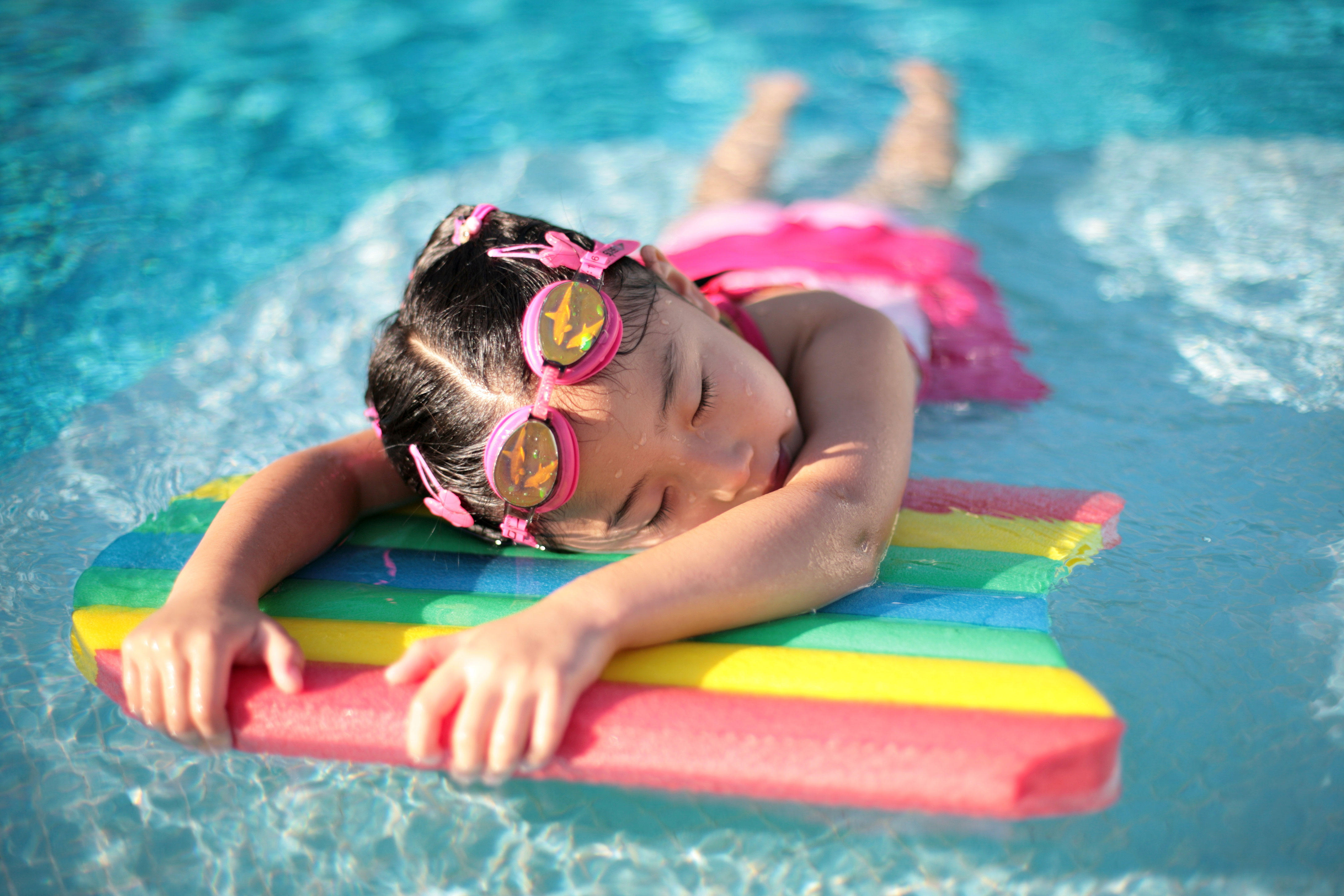 ragazzina in piscina Foto ragazzina in piscina