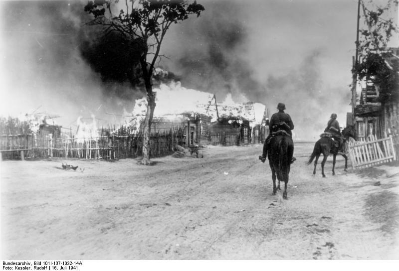 russi - villaggioe in fiamme con cavallieri Foto russi - villaggioe in fiamme con cavallieri
