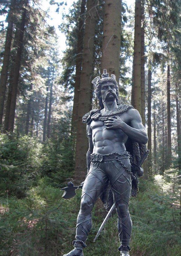 stauta di ambiorex nella foresta Foto stauta di ambiorex nella foresta