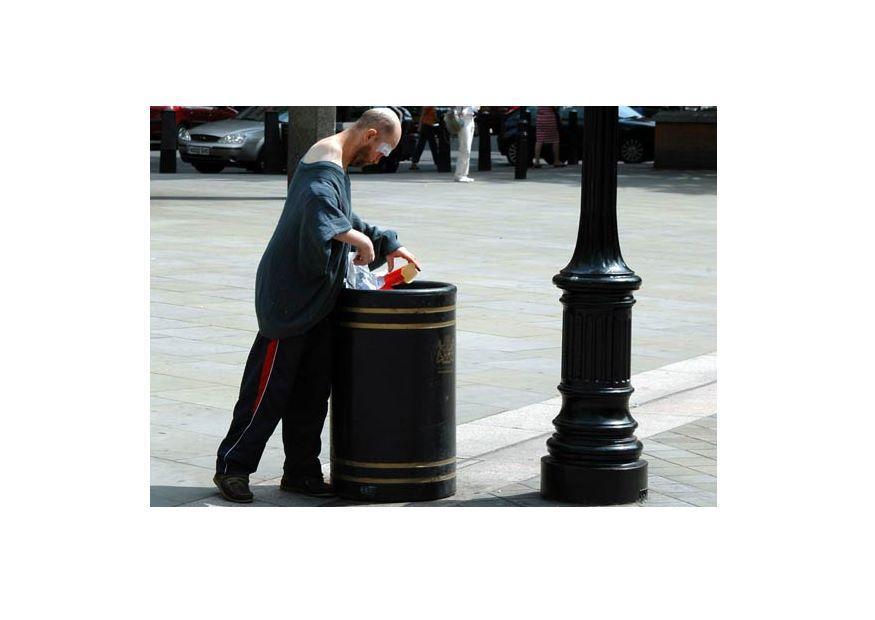 uomo che cerca da mangiare a londra Foto uomo che cerca da mangiare a londra